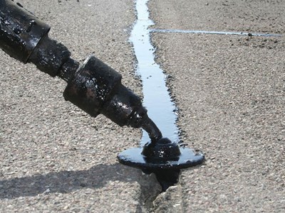 Chàn khe nứt trên đường bằng Crafco Roadsaver 221