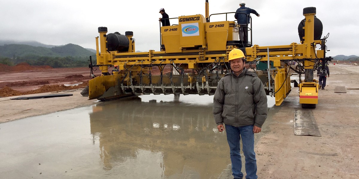 Máy GP2400 đang thi công tại sân bay Vân Đồn