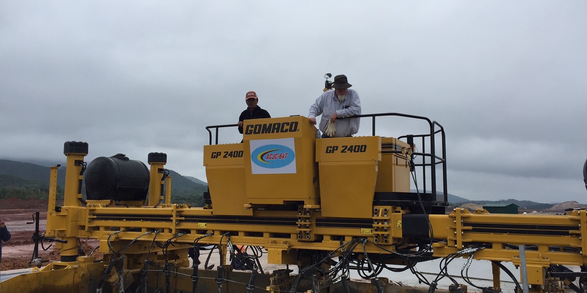 Máy GP2400 đang thi công tại sân bay Vân Đồn