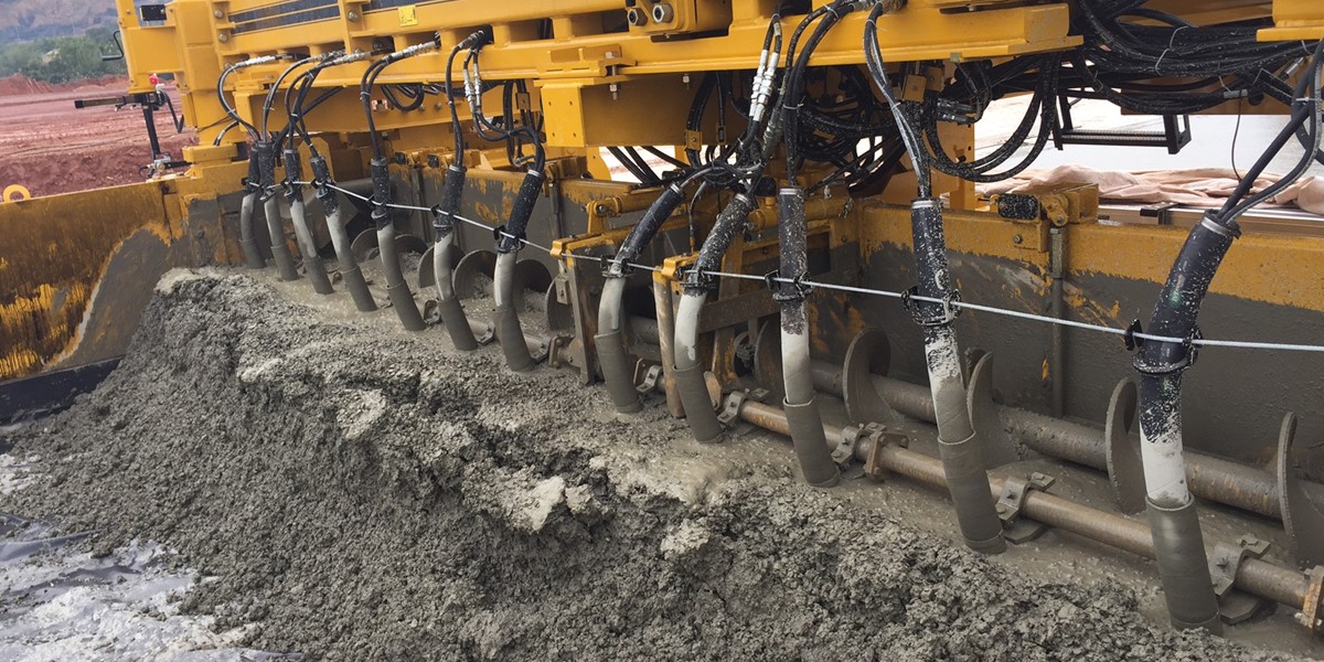 Máy rải bê tông Gomaco GP2400 tại sân bay Vân Đồn