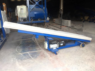 Concrete panel lifting machine