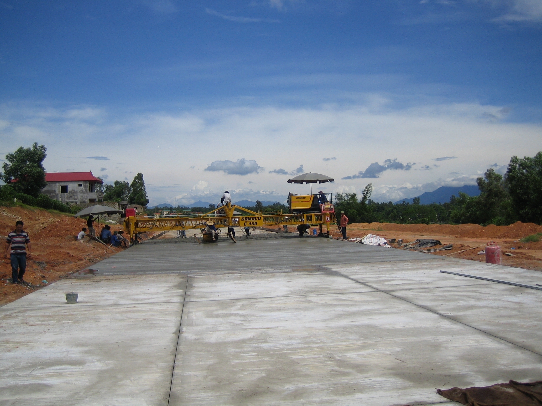 Máy rải bê tông xi măng C450 thi công tại Vĩnh Phúc