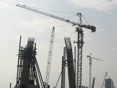 Cẩu tháp FO23B tham gia thi công cầu Rạch Miễu
