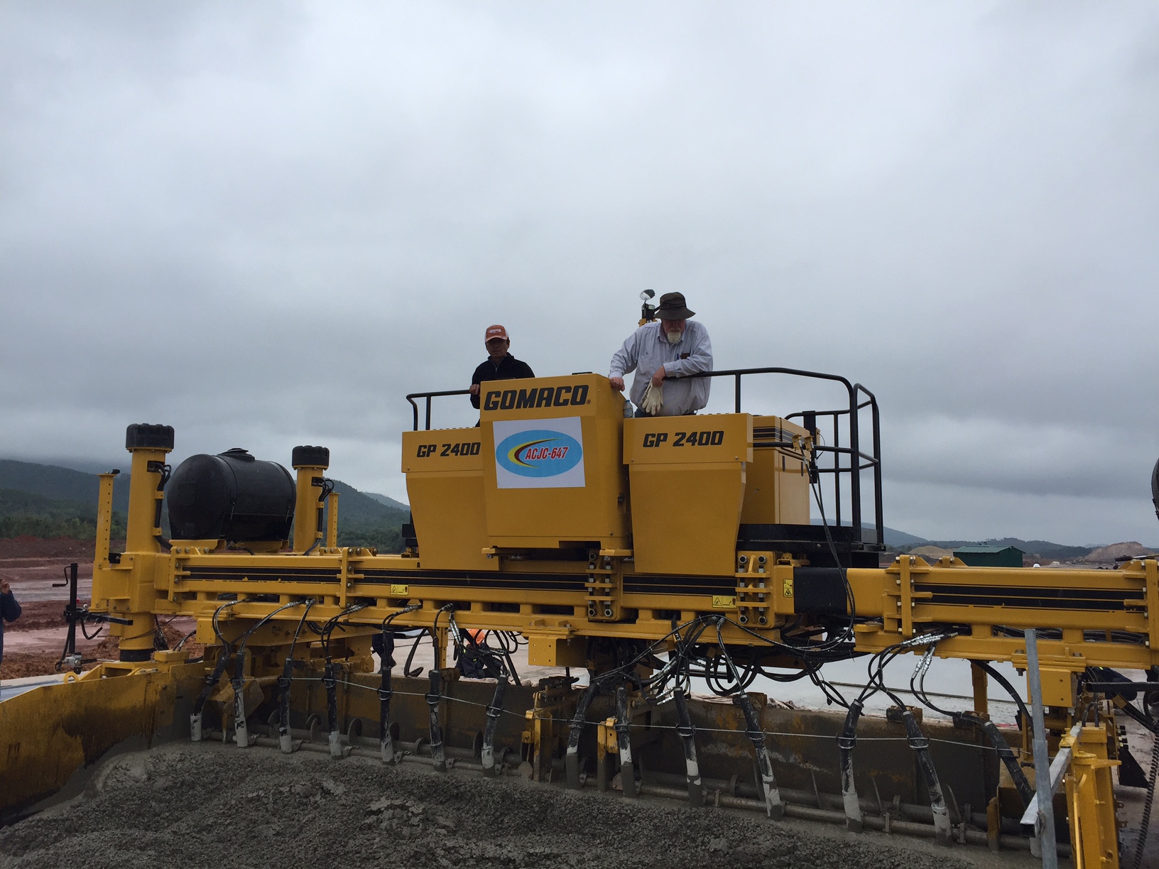 Máy GP2400 đang thi công tại sân bay Vân Đồn