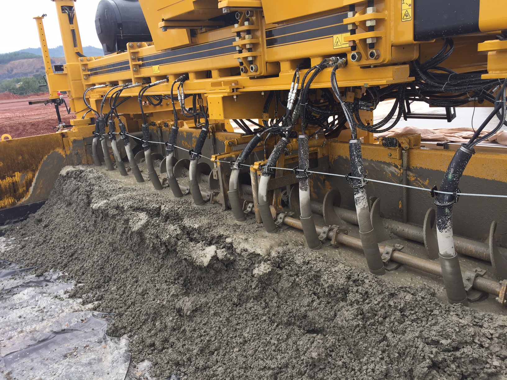 Máy rải bê tông Gomaco GP2400 tại sân bay Vân Đồn