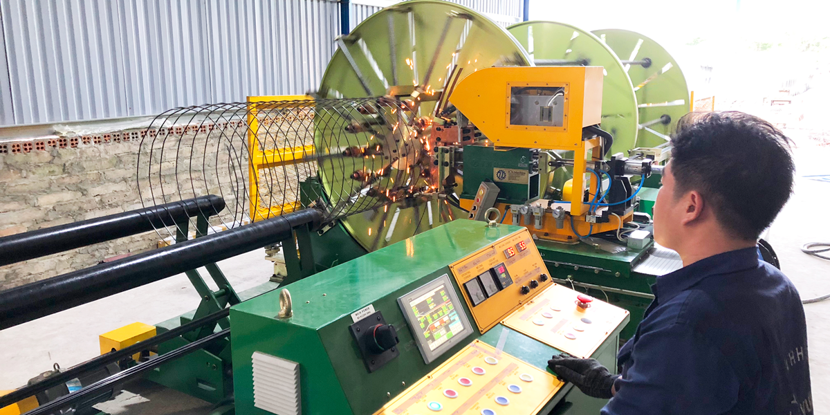 Vận hành máy hàn khung ống cống KN bằng bảng điều khiển tự động