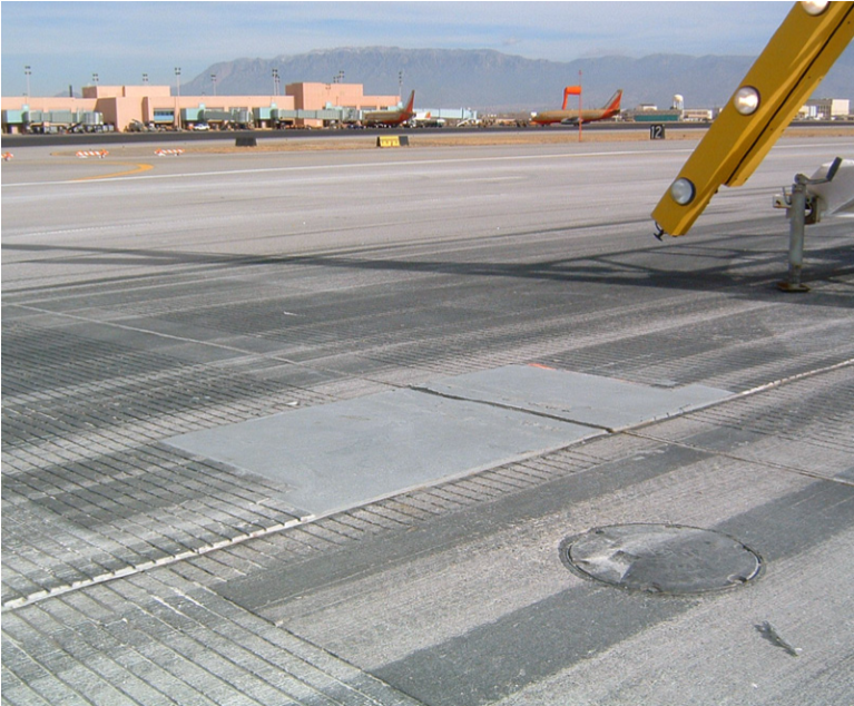 Sửa chữa sửa chữa đường băng bằng bê tông đàn hồi Delpatch ™ tại sân bay Sunport, New Mexico