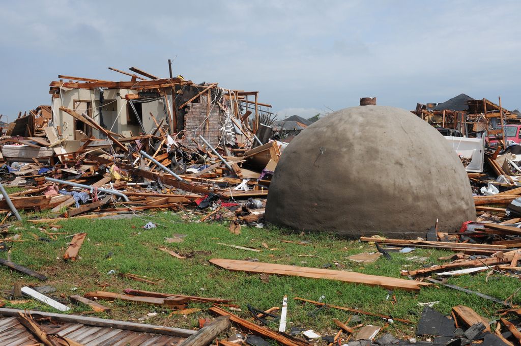 Nhà vòm bán cầu sống sót sau cơm bão - Nguồn: Internet